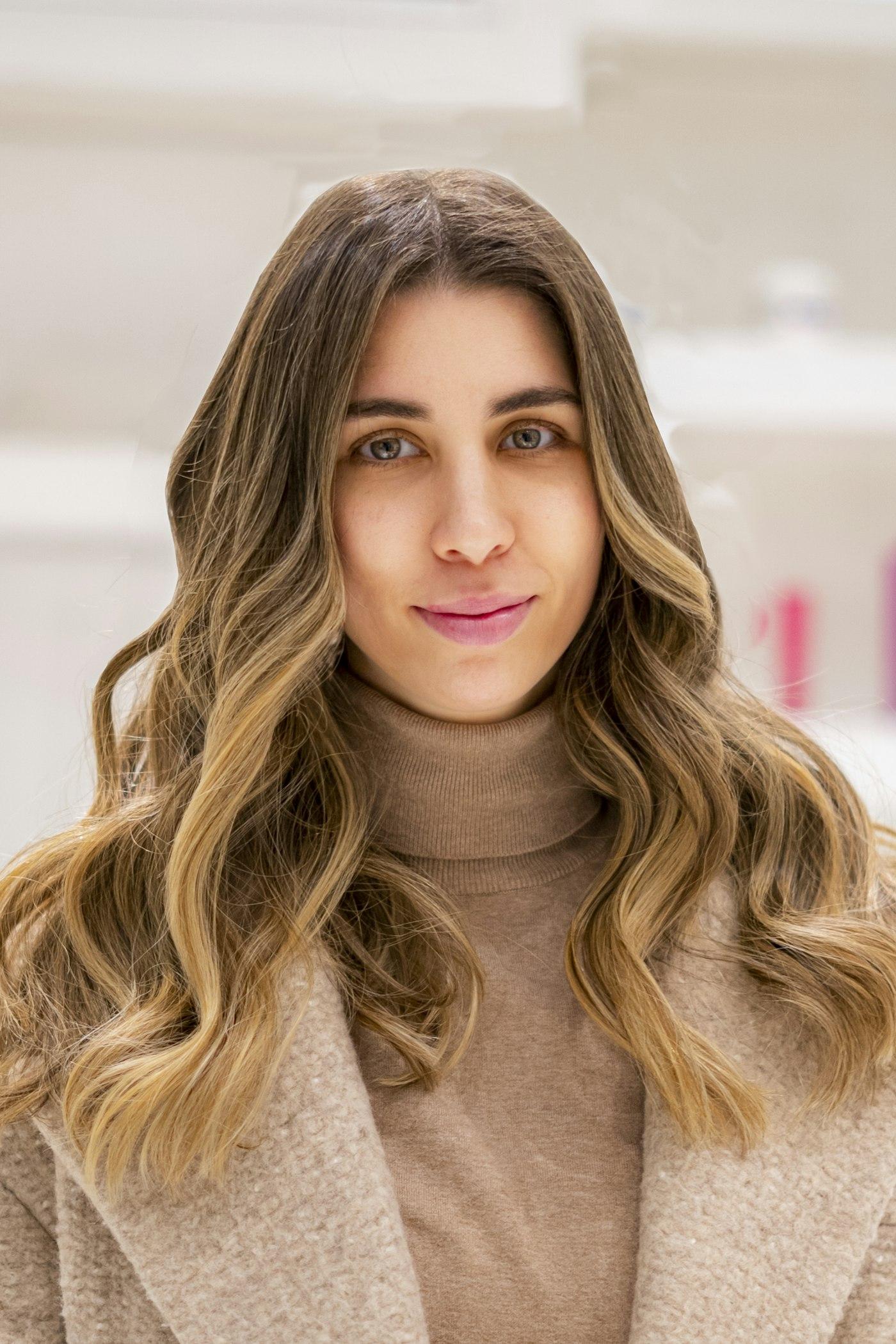 Cheveux longs aux reflets miel après une coloration organique